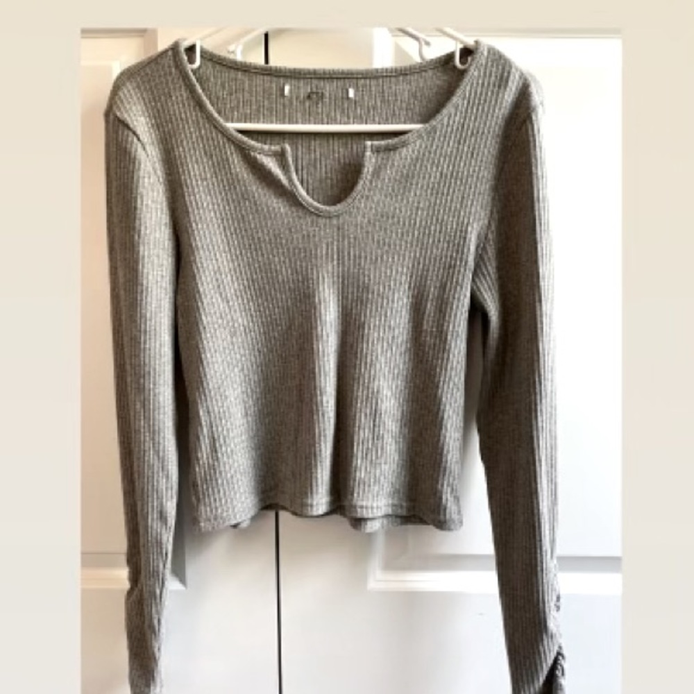 Long sleeve ribbed grey crop top!
